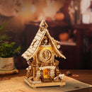 Die Robotime Cuckoo Clock aus naturfarbenem Holz in einem Raum mit rustikalem Look