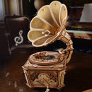 Atmosphärische Präsentation der Robotime Diva Gramophone, Holzbausatz für eine Spieluhr in Form eines alten Plattenspielers