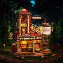 Atmosphärische Präsentation im Dunkel von Robotime Dream Gift Factory, Holzbausatz einer Fabrik die Weihnachtsgeschenke herstellt