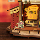 Detail der Verpackungsmaschine und einer Weihnachtselfe aus der Robotime Dream Gift Factory