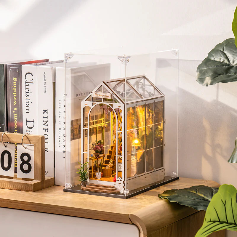 Book Nook im Robotime Dust Cover WD1001 auf einem Schrank mit Büchern daneben