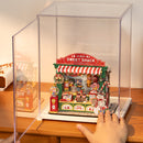 Der Robotime Christmas Candy Stand im Robotime Dust Cover Portrait M, mit Demonstration der aufklappbaren Tür