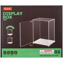 Vorderseite der Verpackung der Robotime Dust Cover Portrait M, Kunststoff-Bausatz für eine Vitrine mit einer Länge von 205 mm, einer Breite von 177 mm und einer Höhe von 264 mm (Innenmaße)