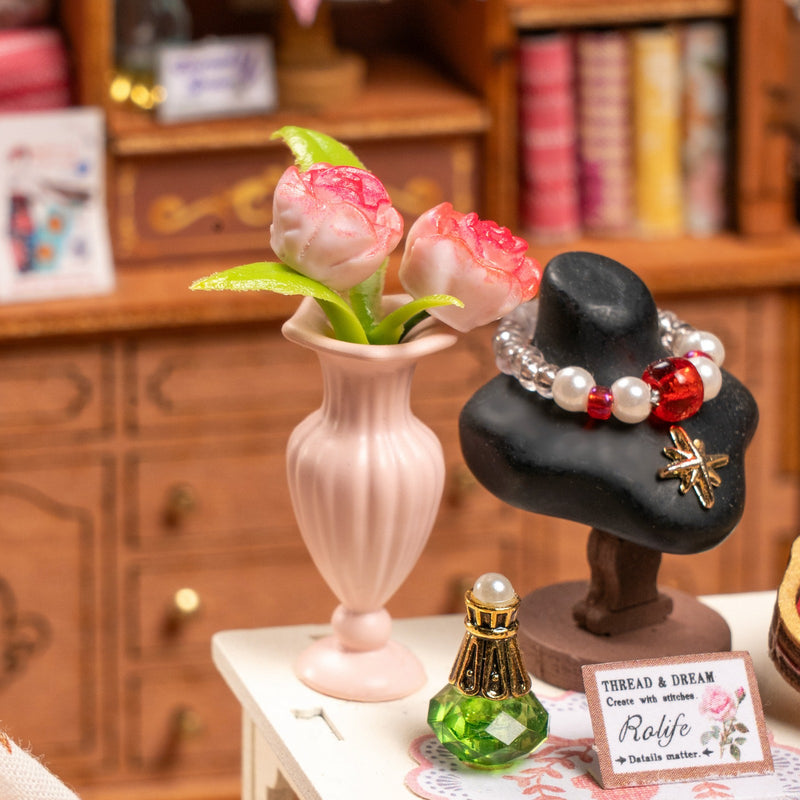Nahaufnahme der fertigen Kette und der Vase mit Blumen in Robotime Elsa’s Tailoring