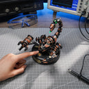 Eine Person aktiviert den Robotime Emperor Scorpion mit dem Touch-Button