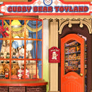 Schild, Tür und Schaufenster des Spielzeugladens im Robotime Fairytale Amusement Park