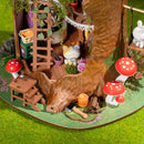 Die Unterseite des Baumstumpfs mit Pilzen drum herum und das Erdgeschoss des Robotime Fairytale Tree House