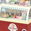 Nahaufnahme von verschiedenen Eissorten, die in der Theke des Robotime Flavorful Ice Cream ausgestellt sind