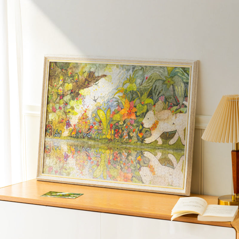 Atmosphärische Präsentation der Robotime Forest Party, 1.000-teiliges Puzzle mit geheimnisvollen kleinen Wesen und einem großen Welpen im Wald, gespiegelt im Wasser