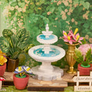 Blumen und Pflanzen in Töpfen und Vasen und ein Springbrunnen im Robotime Green Fountain Garden