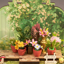 Pflanzen und Blumen in Töpfen und Vasen im Robotime Green Fountain Garden