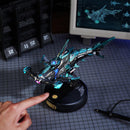 Eine Person bedient den Touchbutton, um den Robotime Hammerhead Shark zu bewegen und zum Leuchten zu bringen