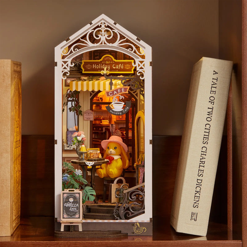 Atmosphärische Präsentation der Robotime Holiday Café, Book Nook Holzbausatz für eine Terrasse bei einem überdachten Café