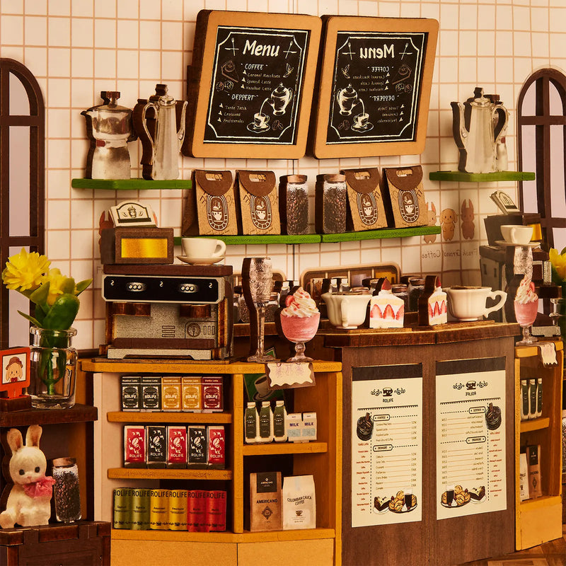 Die Bar hinter der Theke des Cafés im Robotime Holiday Café