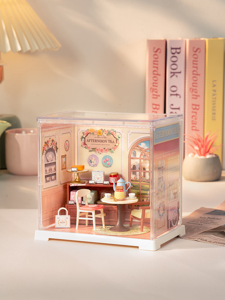 Atmosphärische Präsentation der Robotime Honey Tea Lounge, Miniatur-Teesalon aus Kunststoff in einer kleinen Vitrine