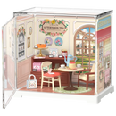 Produktfoto der Robotime Honey Tea Lounge, Miniatur-Teesalon aus Kunststoff in einer kleinen Vitrine