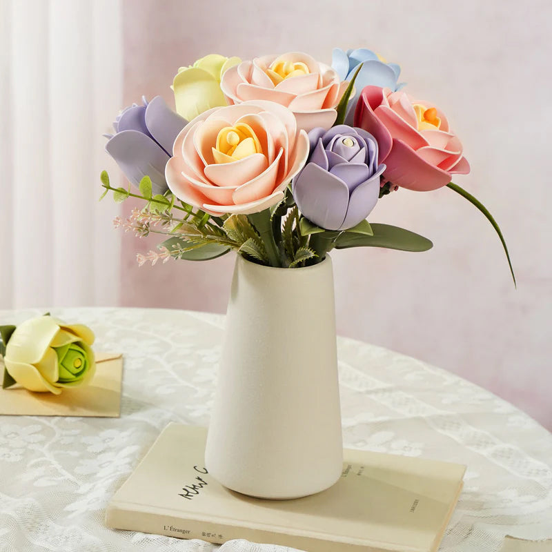 Die Robotime Lavender Rose in einem Strauß mit anderen Kunststoffblumen aus der ROKR Floral Art Serie