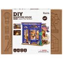 Vorderseite der Verpackung der Robotime Leisure Time Tea Room, Miniaturhaus im Stil eines altmodischen Teesalons, dessen Fassade sich öffnen lässt