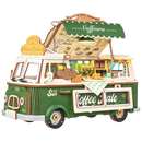 Produktfoto der Robotime Leo’s Coffee Truck, Holzbausatz für einen mobilen, grünen Kaffeestand in einem Kleinbus