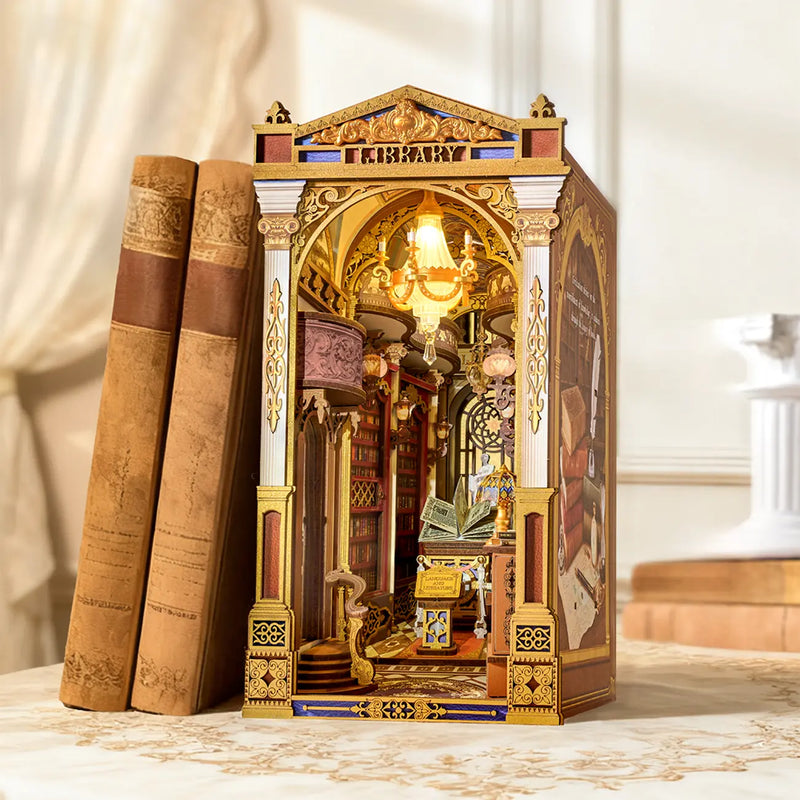 Atmosphärische Präsentation der Robotime Library of Wonders, Book Nook Holzbausatz einer altmodischen, luxuriösen Bibliothek