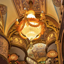 Nahaufnahme des Kronleuchters an der verzierten Decke der Robotime Library of Wonders