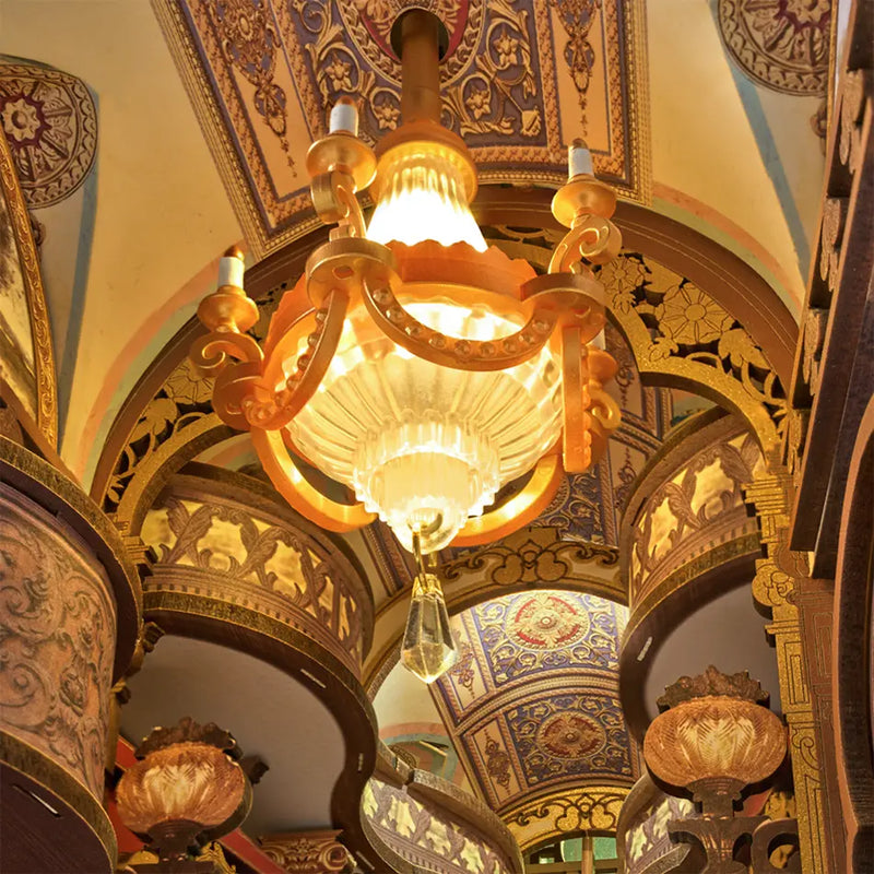 Nahaufnahme des Kronleuchters an der verzierten Decke der Robotime Library of Wonders