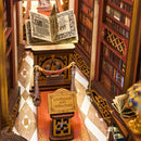 Das aufgeschlagene Buch neben der Plakette auf einem Sockel zwischen hohen Bücherregalen in der Robotime Library of Wonders