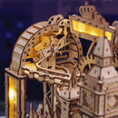 Ein kleines Flugzeug fliegt zwischen den Sehenswürdigkeiten des Robotime London Sightseeing Walk hindurch