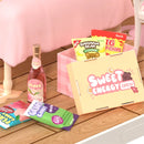 Nahaufnahme der Snacks und Süßigkeiten aus dem Robotime Lovely Pink Bedroom