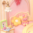 Nahaufnahme des Bettes mit rosa Kuscheltier und weißem Nachttisch des Robotime Lovely Pink Bedroom