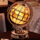Atmosphärische Präsentation der Robotime Luminous Globe, Elektrischer Holzbaukasten für einen rotierenden, leuchtenden Globus