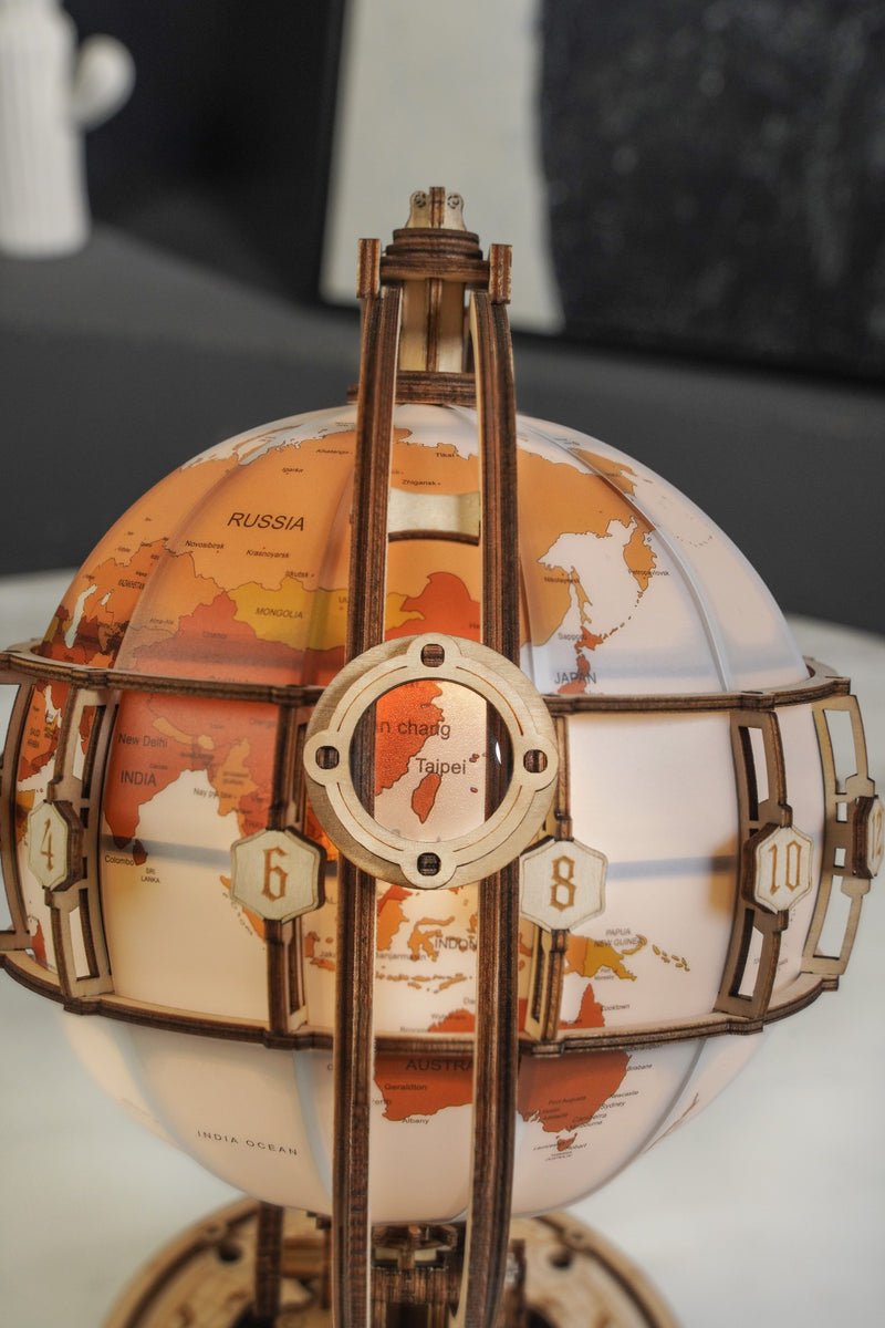 Detail des Vergrößerungsglases auf dem Robotime Luminous Globe, Holzmodellbau einer beleuchteter Globus