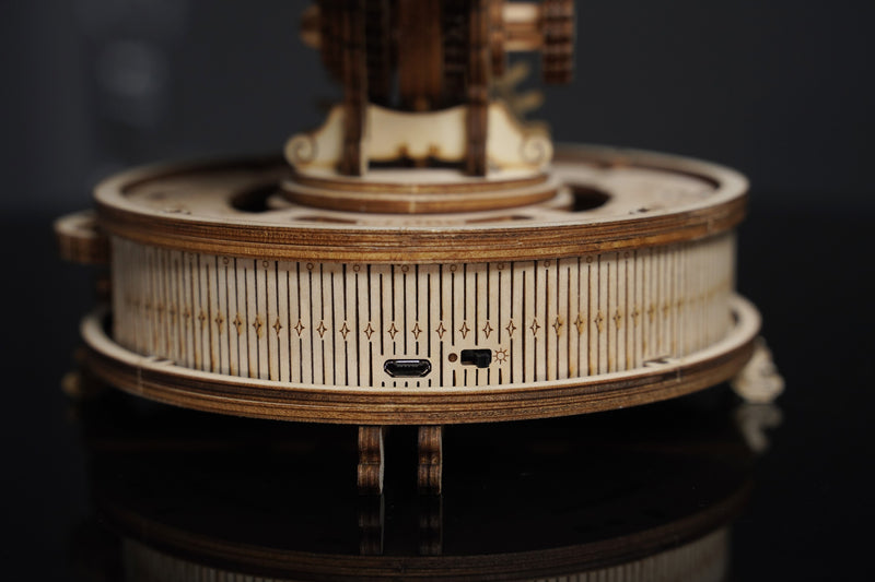 Detail des Micro-USB-Anschlusses am Robotime Luminous Globe, Holzmodellbau einer beleuchteter Globus