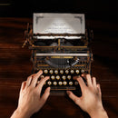 Eine Person tippt einen Brief auf der  Robotime Mechanical Typewriter (Classic Version)