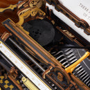 Das Farbband auf einer Rolle und ein Teil des Innenlebens der Robotime Mechanical Typewriter (Classic Version)