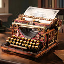 Atmosphärische Präsentation der Robotime Mechanical Typewriter (Magic Version), Holzbausatz einer stilvollen roten, funktionsfähigen Schreibmaschine mit „Alice im Wunderland“-Motiv