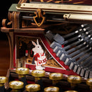 Eines der Häschen auf der Vorderseite der Robotime Mechanical Typewriter (Magic Version)