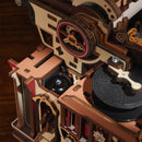 Die Glocke und die Seite des Zylinders an der Seite der Robotime Mechanical Typewriter (Magic Version)