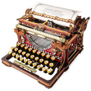 Produktfoto der Robotime Mechanical Typewriter (Magic Version), Holzbausatz einer stilvollen roten, funktionsfähigen Schreibmaschine mit „Alice im Wunderland“-Motiv