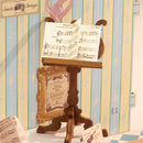 Notenständer mit Noten im Robotime Melody Instrument Shop