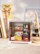 Atmosphärische Präsentation der Robotime Memory Book Store, Miniatur-Buchladen aus Kunststoff in einer kleinen Vitrine