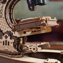 Seitenansicht der Lichtquelle und des Tisches mit Präparatklemmen des Robotime Microscope