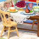 Gedeckter Tisch mit Trauben, Fleisch und Gebäck im Robotime Midsummer Dream Yard