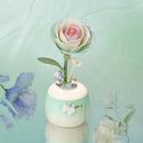 Atmosphärische Präsentation der Robotime Minty Camellia Lamp, Kunststoff-Bausatz für eine zartgrüne und zartrosa Nachtlampe in Form einer Kamelie