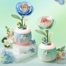 Die Robotime Minty Camellia Lamp zusammen mit der Starry Camellia Lamp