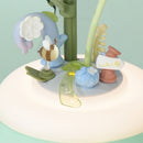 Blüten, Blätter und eine Biene an der Unterseite der Blüte der Robotime Minty Camellia Lamp
