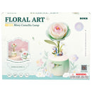 Vorderseite der Verpackung der Robotime Minty Camellia Lamp, Kunststoff-Bausatz für eine zartgrüne und zartrosa Nachtlampe in Form einer Kamelie