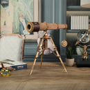 Stimmungsfoto der Robotime Monocular Telescope, Holzmodellbau eines Fernrohrs