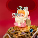 Die Chill Life Variante der Robotime Nanci Best Wishes Blind Box Serie auf einem großen Berg von Münzen und Juwelen