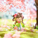 Adoration like Peach Blossom Variante unter einem blühenden Sakura-Baum